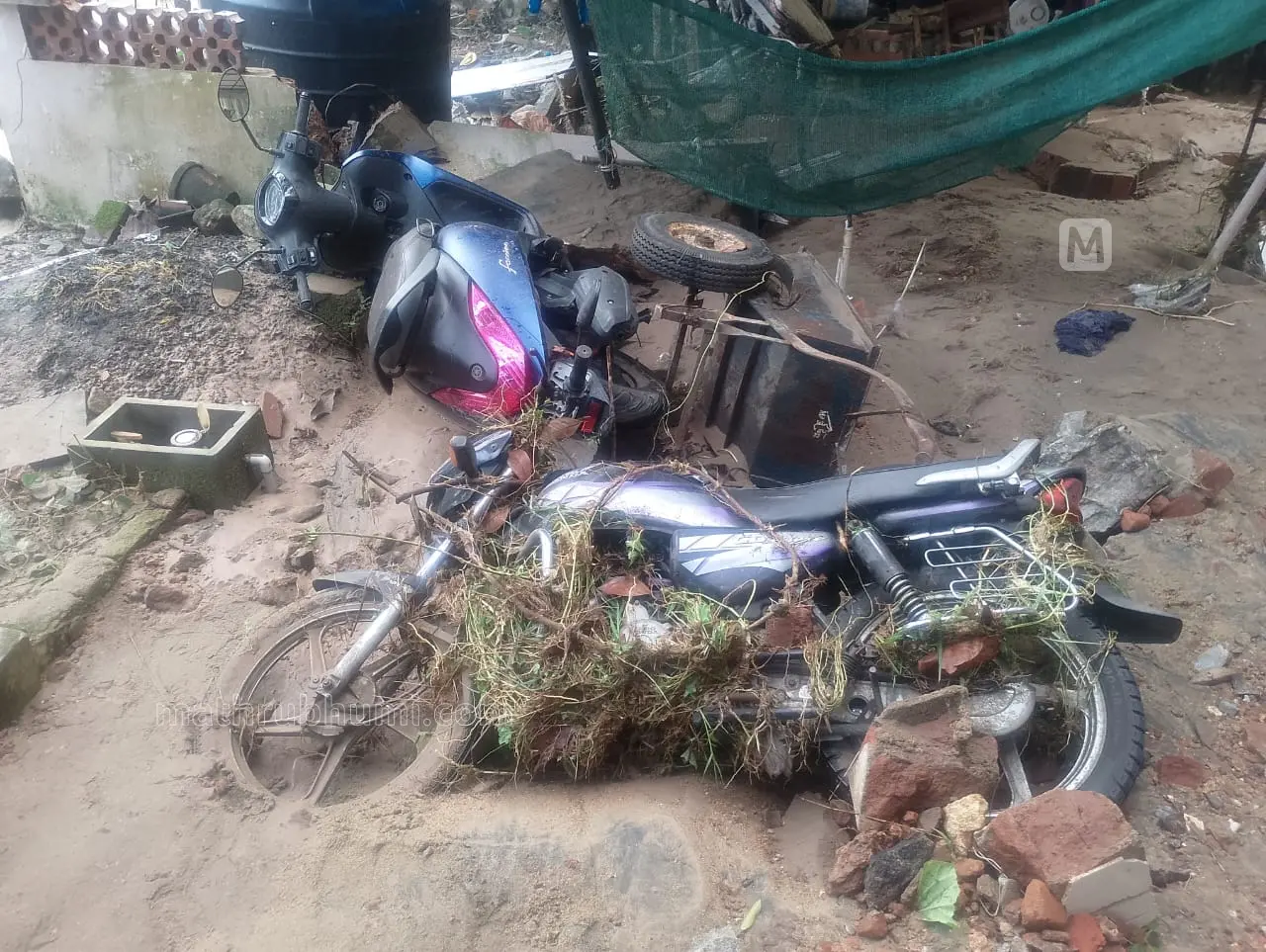 ബൈക്കുകൾ ചെളിയില് പുതഞ്ഞ നിലയില് | ഫോട്ടോ: അമല് വി.ടി. / മാതൃഭൂമി