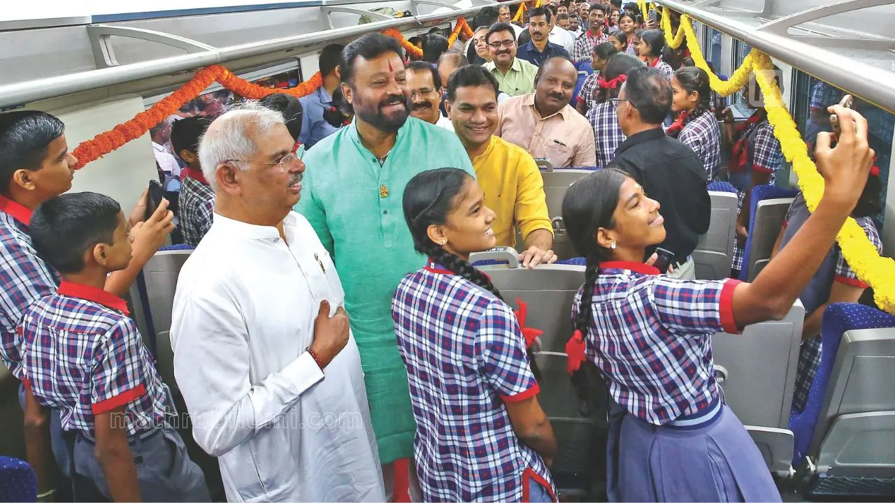 School students taking selfie in the Ernakulam Bengaluru Vande Bharat Express with Governor Rajendra Vishwanath Arlekar and Union Ministers Suresh Gopi | Photo: Mathrubhumi
