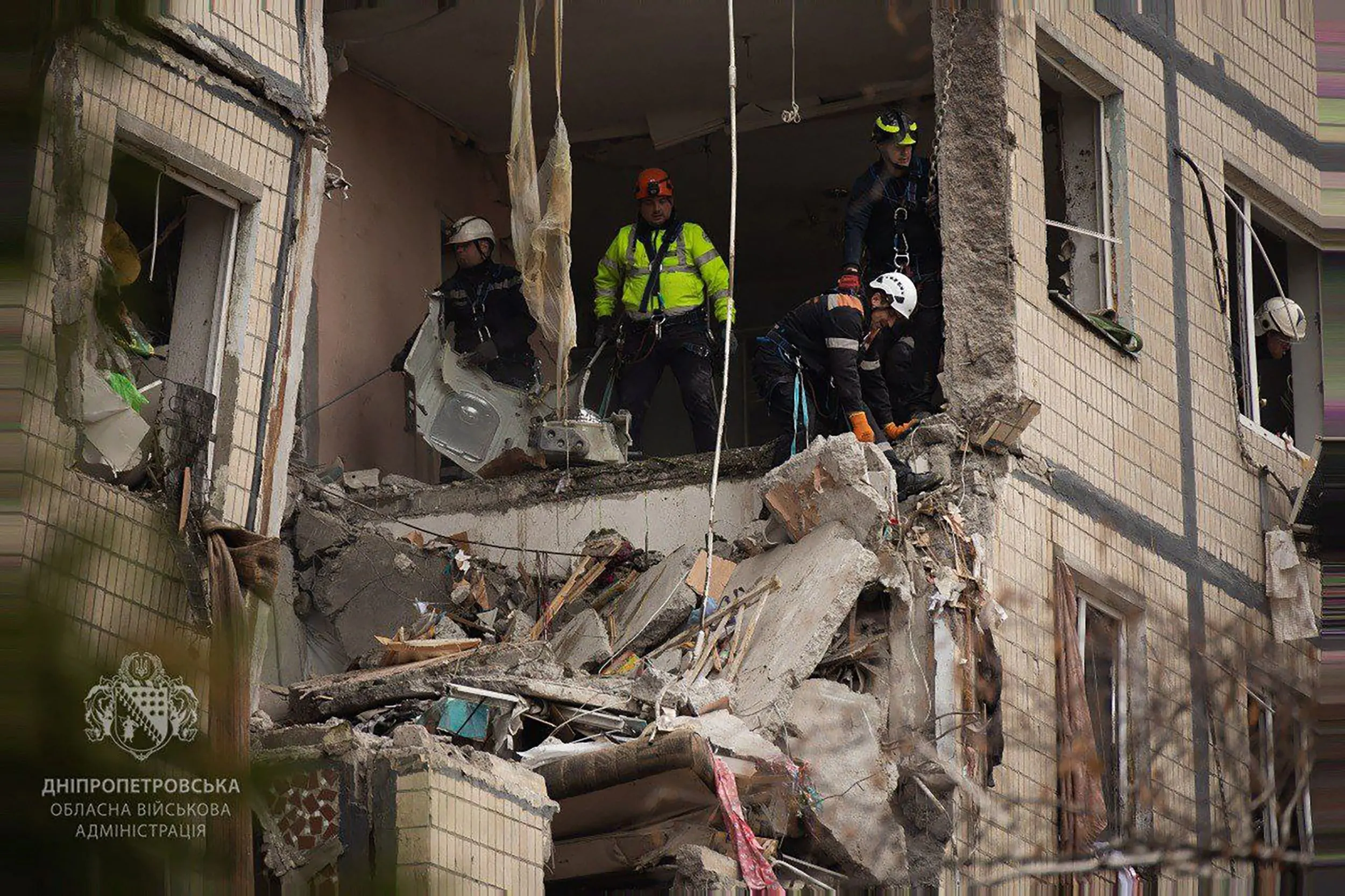 Ukrainian rescuers work at the site of a heavily damaged residential building following an air attack in Dnipro, amid the Russian invasion of Ukraine | Photo: AFP photo/Handout/Dnipropetrovsk Regional Military Administration