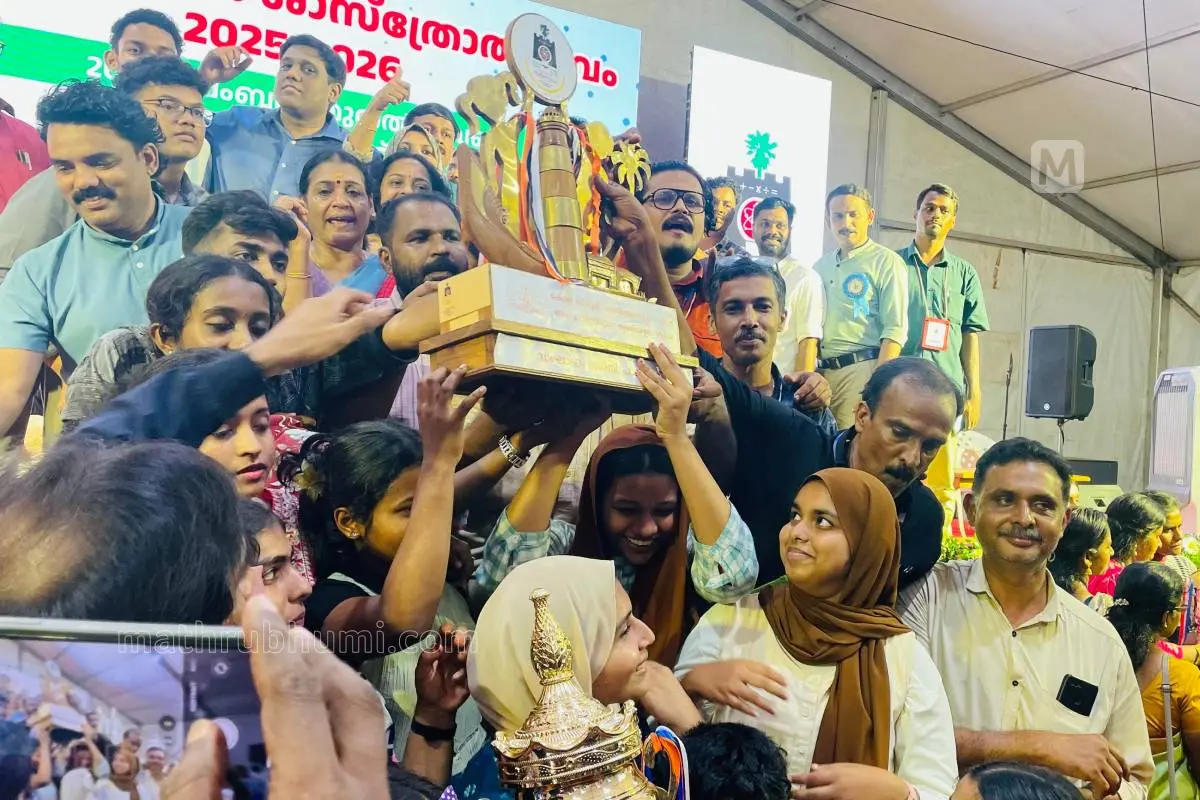 സംസ്ഥാന സ്കൂൾ ശാസ്ത്രോത്സവത്തിൽ ഓവറോൾ ചാമ്പ്യന്മാരായ മലപ്പുറം ജില്ലാ ടീം ട്രോഫിയുമായി