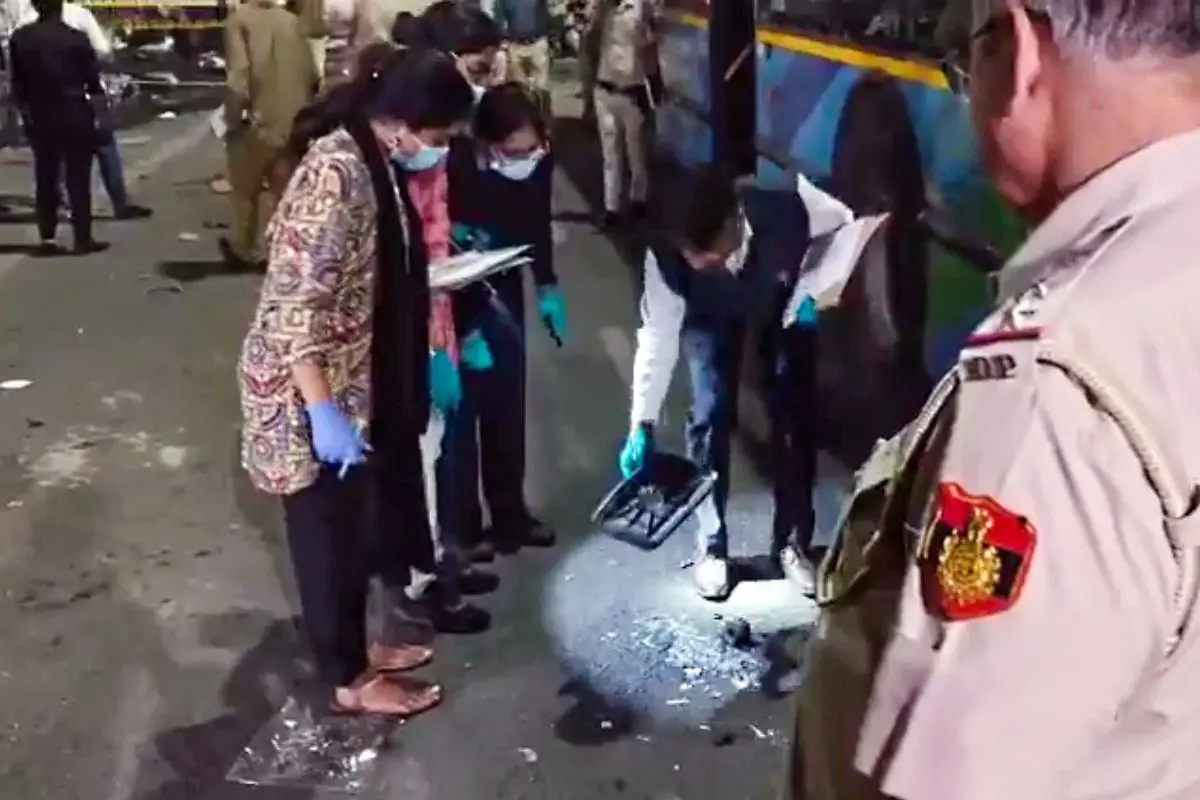 Forensic Science Laboratory(FSL) officials arrive at the spot after the blast in a car near Gate no 1 of the Red Fort Metro station | Photo: ANI