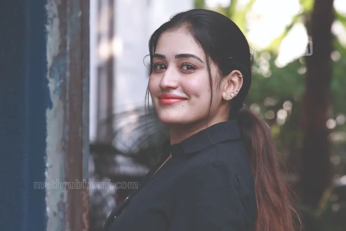 അനുമോൾ | Mbi library