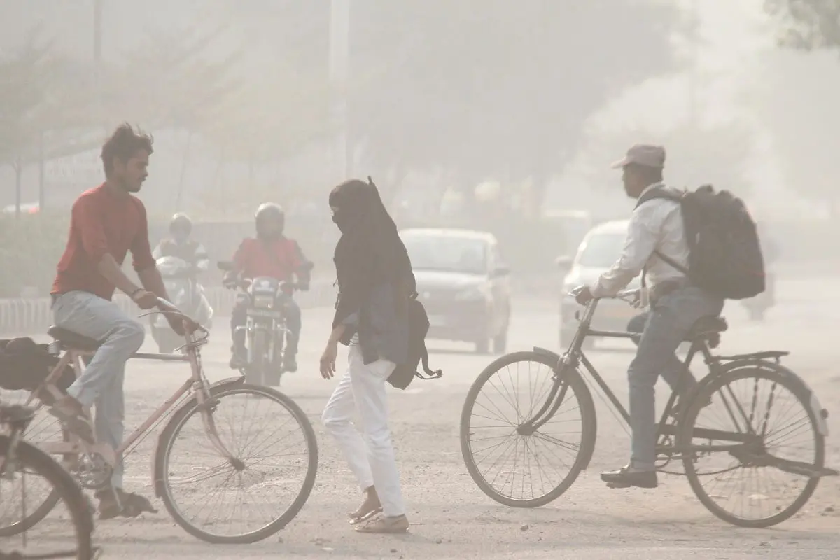 Commuters make their way amid low visibility as air quality continues to deteriorate in Delhi-NCR, in Gurugram, Tuesday (Photo: PTI)