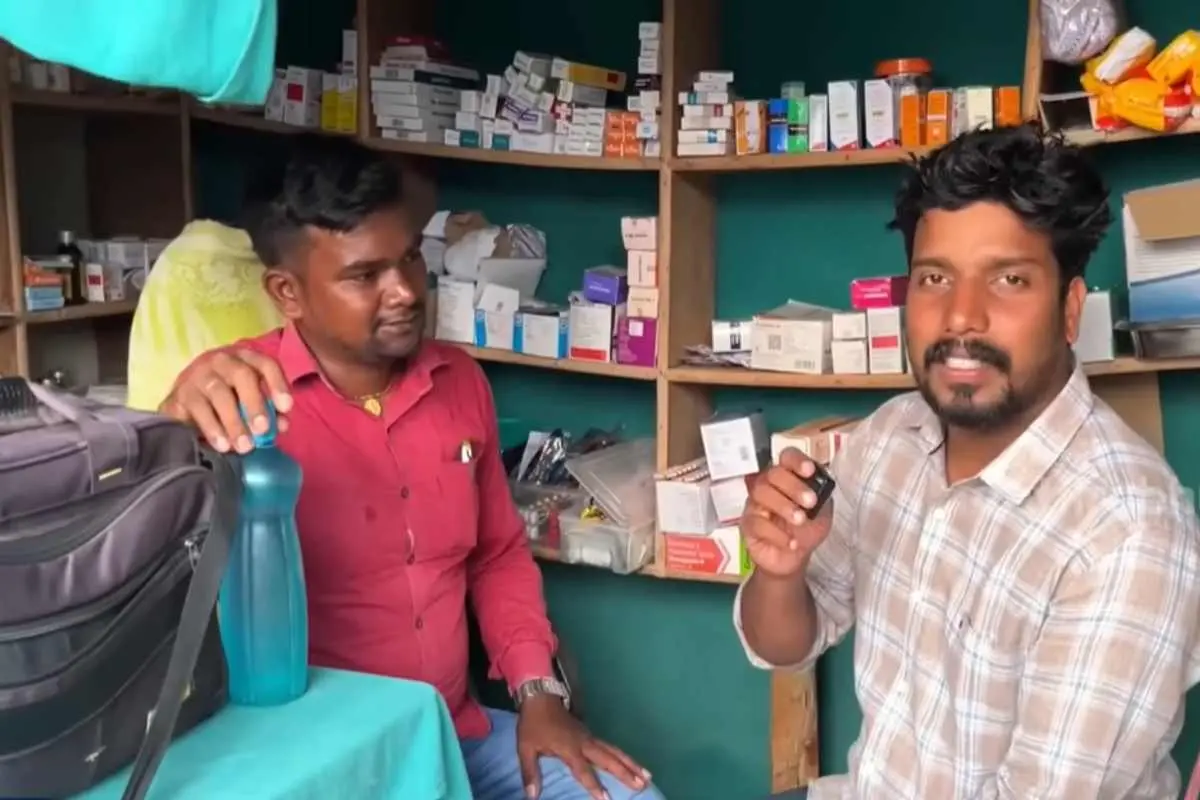 ചികിത്സ നടത്തുന്നയാൾക്കൊപ്പം ലേഖകൻ