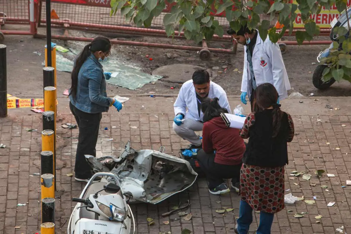 സ്ഫോടനസ്ഥലത്ത് ഫൊറൻസിക് സംഘം പരിശോധന നടത്തുന്നു | ഫോട്ടോ: പിടിഐ