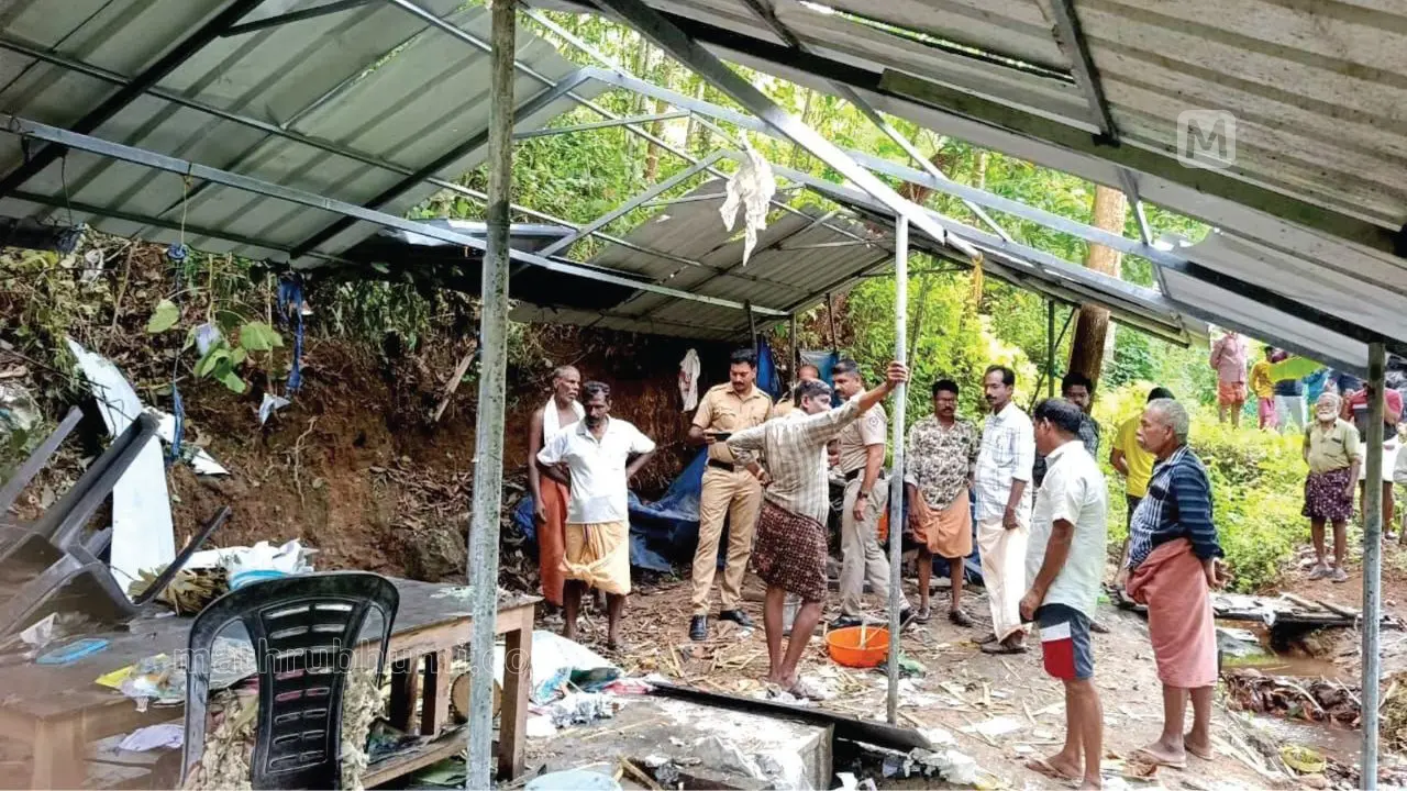 തിരുവനന്തപുരം നന്ദിയോട് പേരയം പാലുവള്ളിയില്‍ പടക്കനിര്‍മാണശാലയിലുണ്ടായ പൊട്ടിത്തെറിയില്‍ തകര്‍ന്ന ഷെഡ്ഡ്