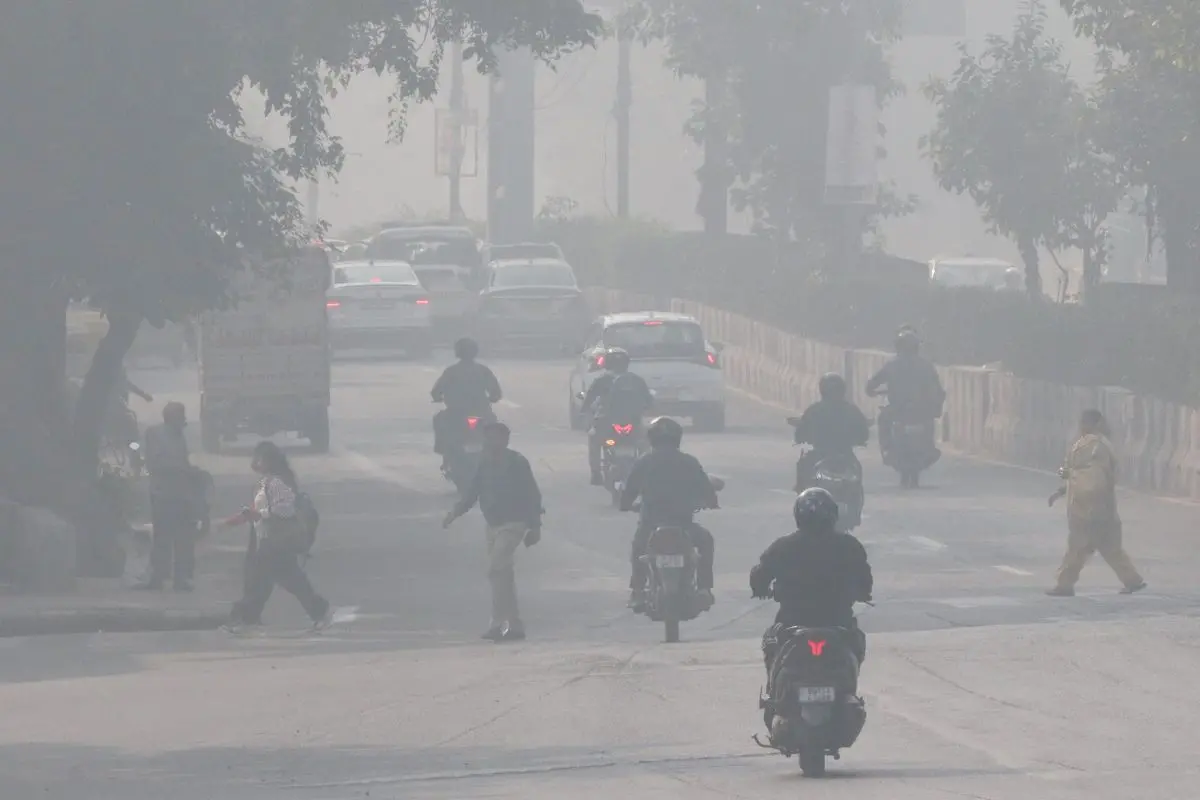 Vehicles commute amid dense smog as the Air Quality Index (AQI) remains in the very poor category | Photo: ANI