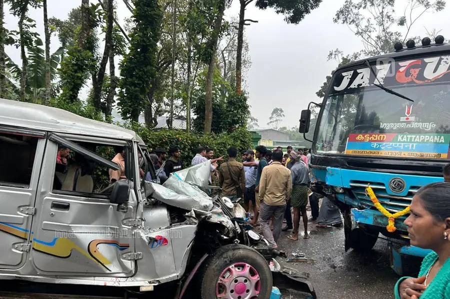 മരണപ്പാച്ചിൽ; ഏലത്തോട്ടത്തിലേക്ക് തൊഴിലാളികളുമായി എത്തിയ ജീപ്പും ബസും കൂട്ടിയിടിച്ച് 10 പേർക്ക് പരിക്ക്