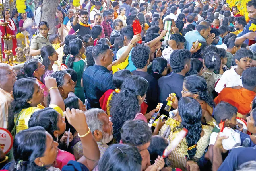 ആയിരങ്ങൾ സാക്ഷി; പ്രാർഥനകളുടെ നിറവിൽ മണ്ണാറശാലയിൽ ആയില്യം എഴുന്നള്ളത്ത്