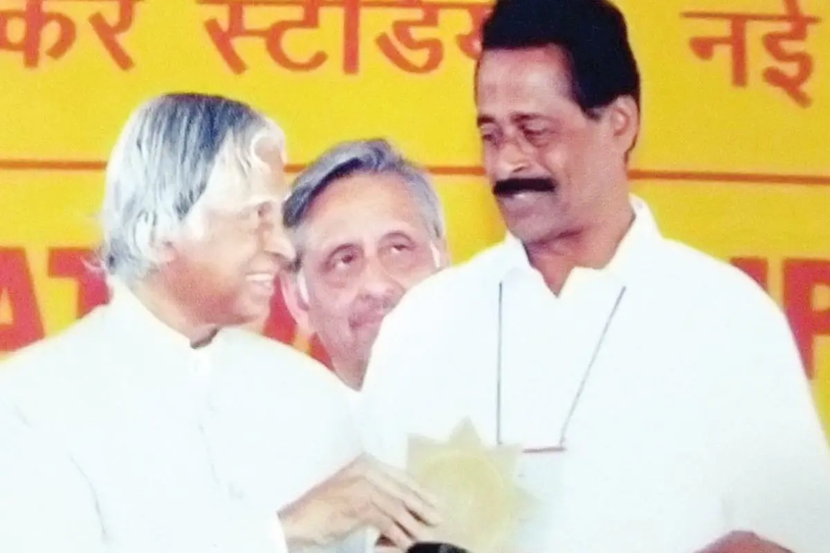 രാഷ്ട്രപതി എ.പി.ജെ.അബ്ദുൾകലാമിൽനിന്ന് 2007-ൽ കരിവെള്ളൂർ-പെരളം പഞ്ചായത്ത് പ്രസിഡന്റായിരുന്ന കെ.നാരായണൻ നിർമൽ ഗ്രാമപുരസ്കാരം ഏറ്റുവാങ്ങുന്നു