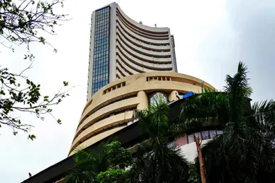Indian markets open flat: Metals shine, FMCG and IT stocks slip