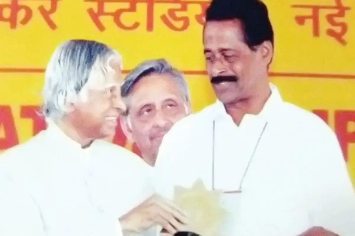 Narayanan receiving honour from Dr. A.P.J. Abdul Kalam. | Photo: Arranged