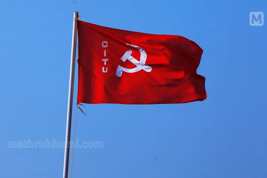 സ്വന്തം പാടത്തെ നെല്ല് ചാക്കിലാക്കി; നോക്കുകൂലി വേണമെന്ന് കർഷകദമ്പതിമാരോട് CITU; ലോറിയിൽ കയറ്റാൻ സമ്മതിച്ചില്ല