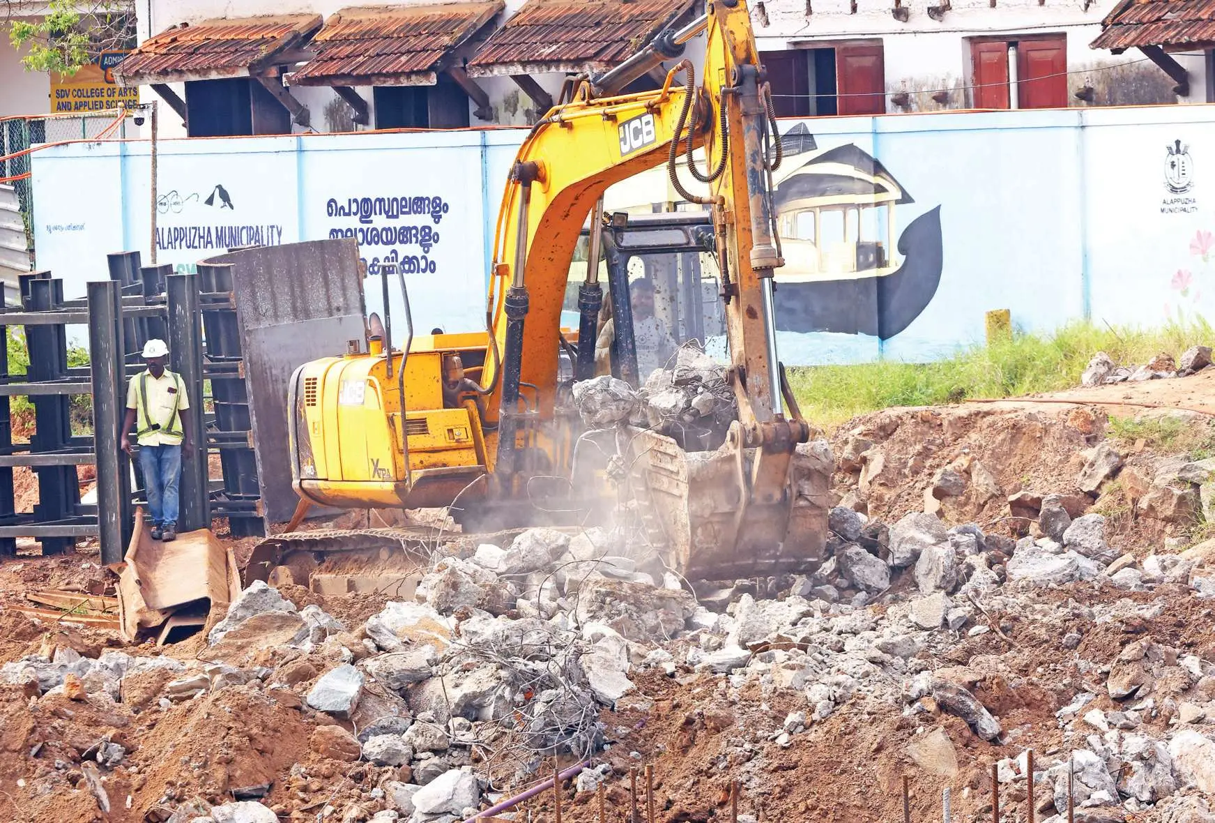 • ബുധനാഴ്ച രാത്രി പൊളിച്ചുനീക്കിയ കനാൽക്കരയിലെ മത്സ്യകന്യക ശില്പത്തിന്റെ അവശിഷ്ടങ്ങൾ നീക്കംചെയ്യുന്നു