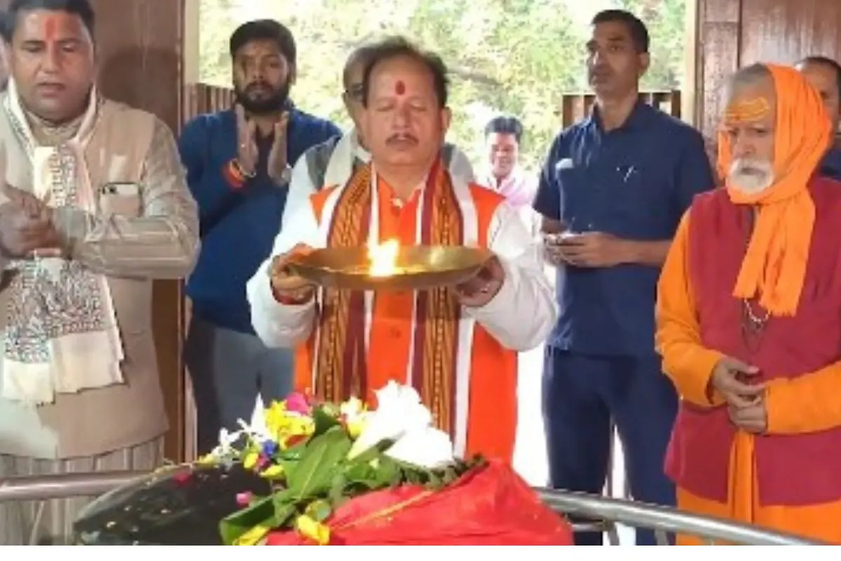 Deputy CM Vijay Kumar Sinha offers prayers | Photo: IANS