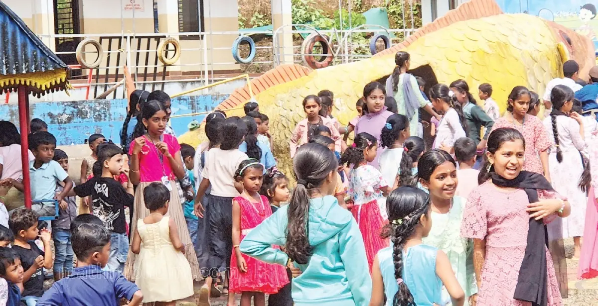 എടത്തോട് എസ്വിഎം ഗവ. യുപി സ്കൂൾ വിദ്യാര്ഥികൾ പാര്ക്കിലെത്തിയപ്പോൾ | Photo: Mathrubhumi