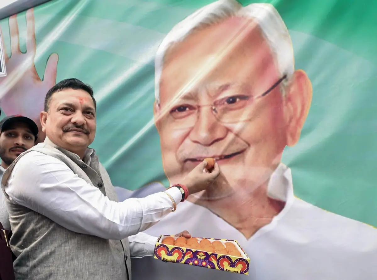 ബിഹാര് നിയമസഭാ തെരഞ്ഞെടുപ്പില് എൻഡിഎ വിജയം ആഘോഷിക്കുന്നതിനിടെ ജനതാദൾ (യുണൈറ്റഡ്) നേതാവ് ചോട്ടു സിങ്, നിതീഷ് കുമാറിന്റെ പോസ്റ്ററിന് മധുരം നല്കുന്നു | Photo: ANI