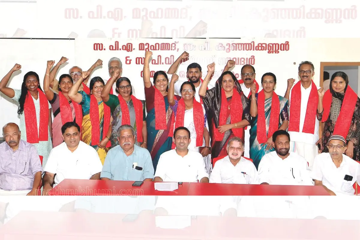സിപിഎമ്മിന്റെ ജില്ലാപഞ്ചായത്തിലേക്കുള്ള എൽഡിഎഫ് സ്ഥാനാർഥികൾ കല്പറ്റ എകെജി ഭവനിൽ നേതാക്കൾക്കൊപ്പം