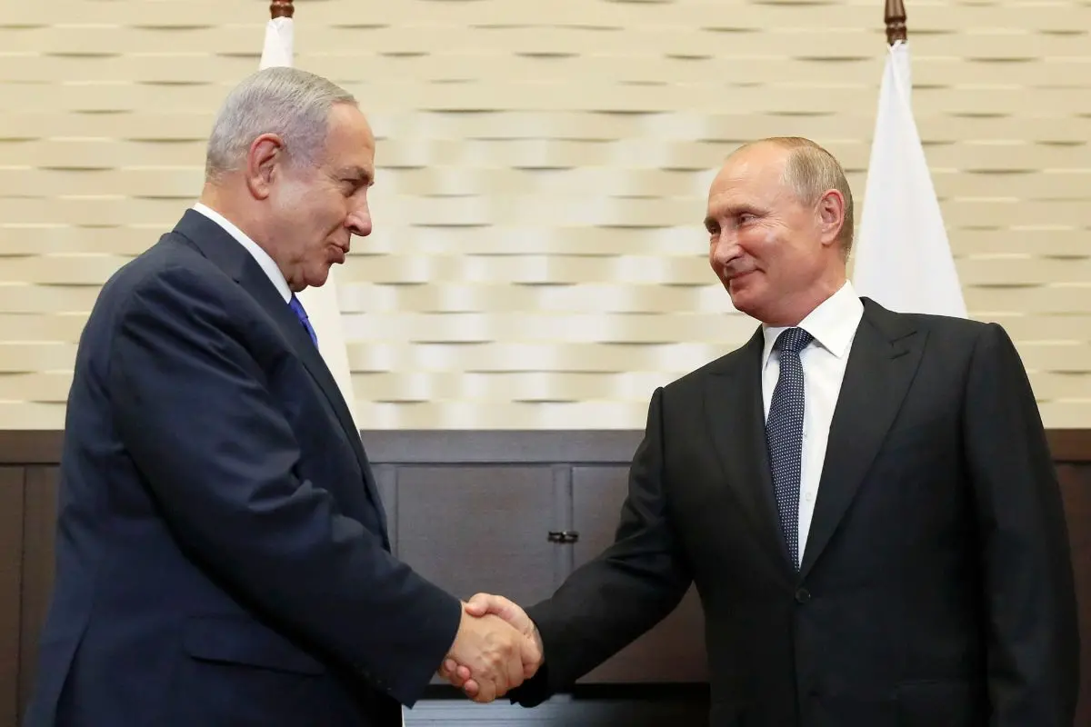 Russian President Vladimir Putin, right, shakes hands with Israeli Prime Minister Benjamin Netanyahu (File photo: AP/PTI)