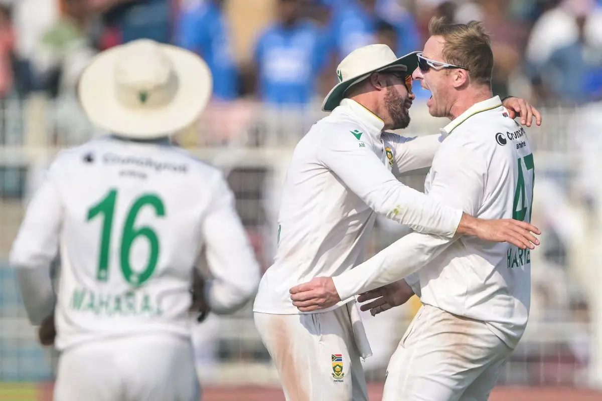 South Africa's Simon Harmer (R) celebrates with Aiden Markram after taking the wicket of India's Kuldeep Yadav | Photo: AFP