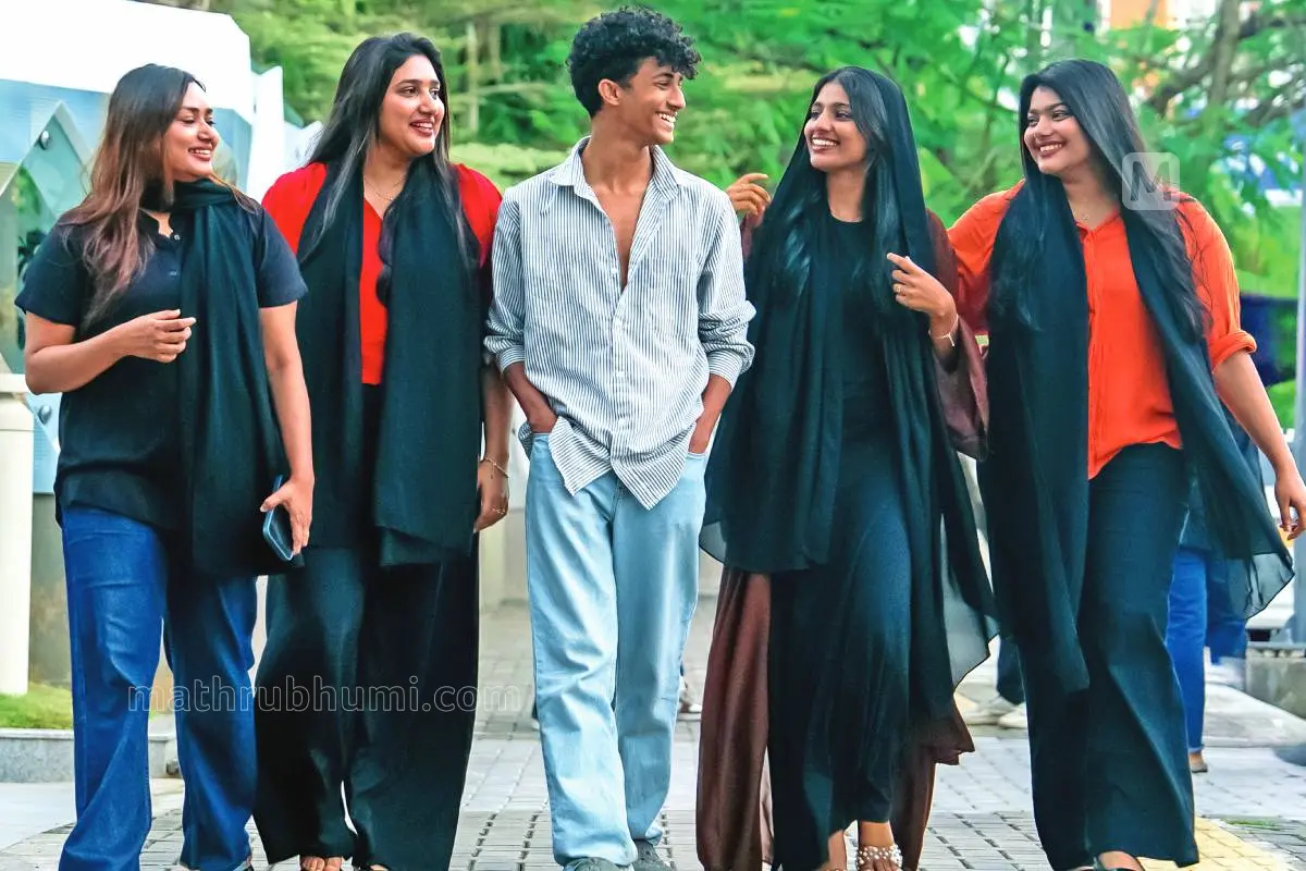 സുമയ്യയും സൂഫിയയും അമലും സുരയ്യയും സുബിയയും കൊച്ചി നഗരത്തിൽ.