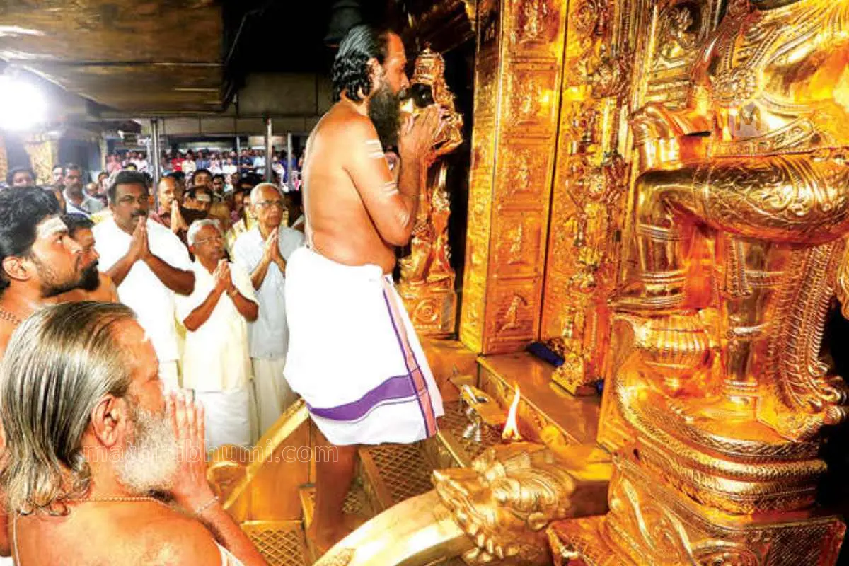 മണ്ഡല-മകര വിളക്ക് തീർഥാടനത്തിനായി ശബരിമലനട തുറക്കുന്ന മേൽശാന്തി അരുൺകുമാർ നമ്പൂതിരി. തിരുവിതാംകൂർ ദേവസ്വംബോർഡ് പ്രസിഡന്റ് കെ. ജയകുമാർ സമീപം