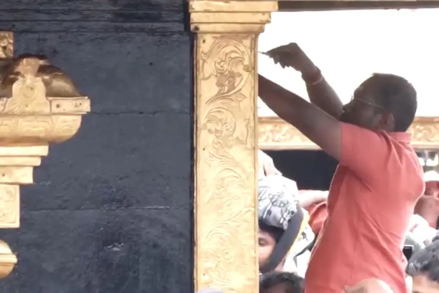 Sabarimala gold theft: SIT collects samples from Dwarapalaka idols, temple door | WATCH