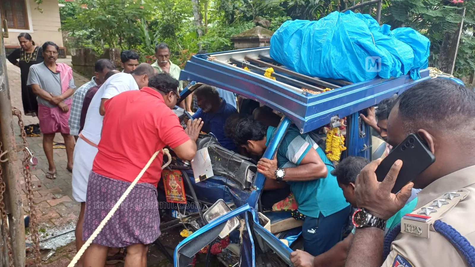 ശബരിമല തീർത്ഥാടകരുടെ വാഹനം മതിലിലേക്ക് ഇടിച്ചുകയറിയ നിലയിൽ