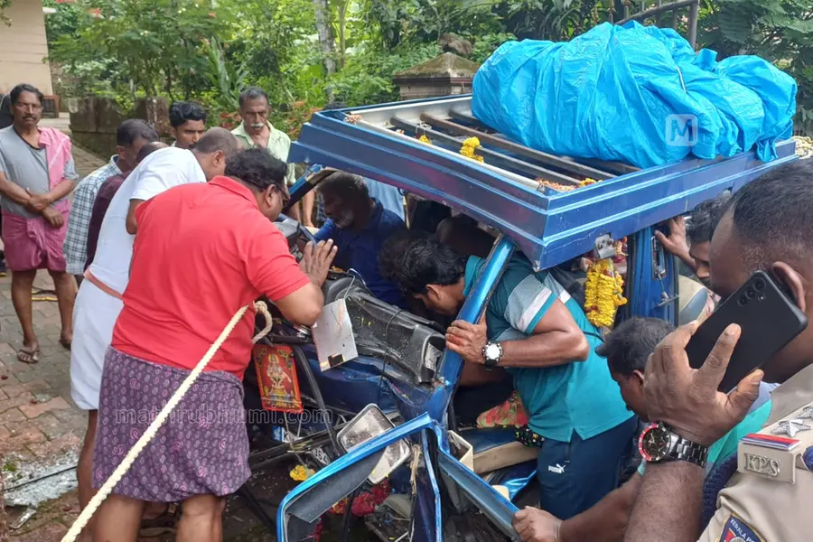 ശബരിമല തീർത്ഥാടകരുടെ വാഹനം മതിലിലേക്ക് ഇടിച്ചുകയറി, പരിക്കേറ്റവരുമായി പോയ വാഹനവും അപകടത്തിൽപ്പെട്ടു; 6 പേർക്ക് പരിക്ക്
