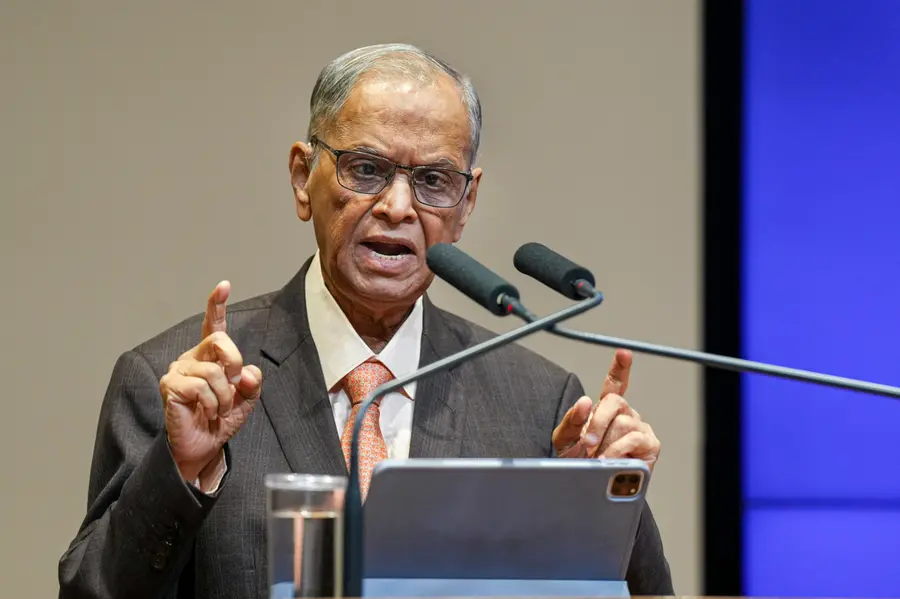'ചൈനയിൽ ഒരു ചൊല്ലുണ്ട്, 9-9-6'; 70 മണിക്കൂർ ജോലിയെ ന്യായീകരിച്ച് നാരായണ മൂർത്തി