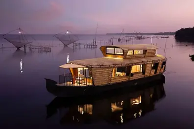Alleppey backwaters vs Dal Lake shikaras: Which one sets the mood for couples?