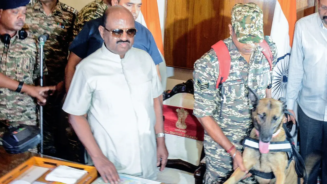 രാജ്ഭവനില് നടന്ന കോമ്പിങ് സെര്ച്ചിന് നേതൃത്വം നല്കുന്ന ബംഗാൾ ഗവര്ണര് സി.വി. ആനന്ദബോസ് | Photo: ANI