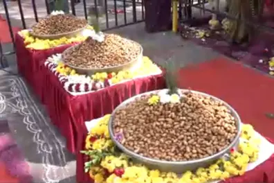 Kadalekai Parishe draws lakhs of visitors as Bengaluru’s iconic groundnut fair returns