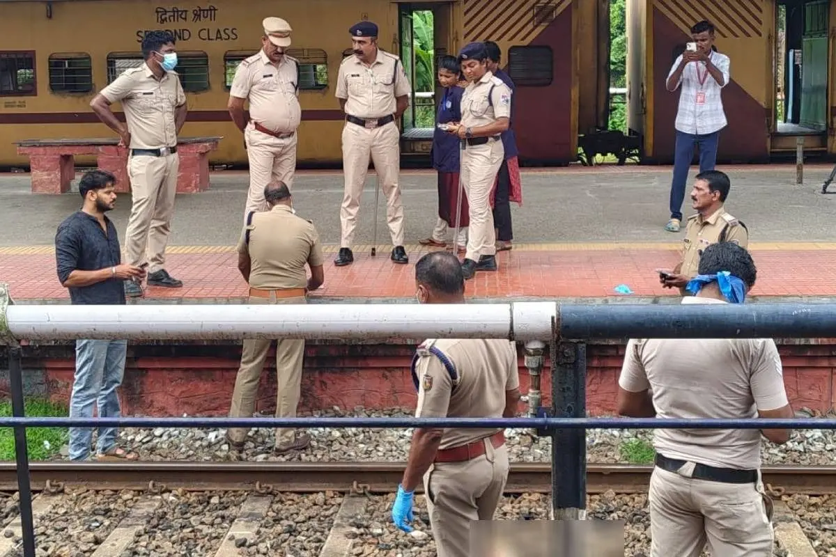 Police carrying out inspection on the tracks at Alappuzha Railway Station | Photo: Mathrubhumi
