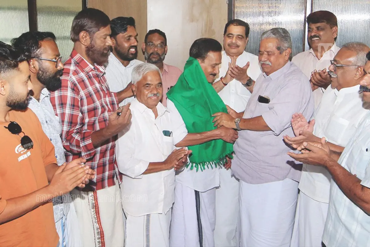 കോൺഗ്രസ് നേതാവ് പി.വി. വേണുഗോപാലിനെ, ആർജെഡി സംസ്ഥാന വൈസ് പ്രസിഡന്റ് കെ.കെ. ഹംസ ഷാൾ അണിയിച്ച് സ്വീകരിക്കുന്നു