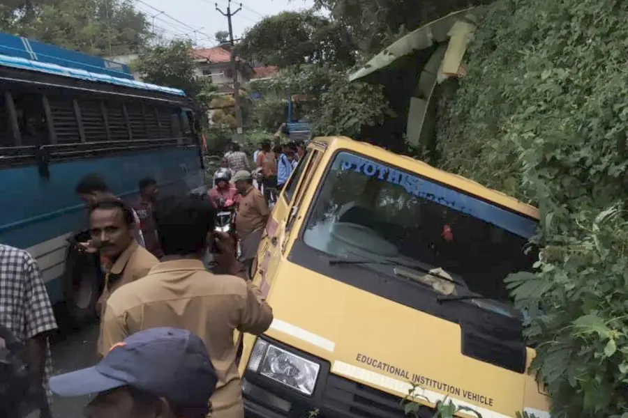 ആറ്റിങ്ങല് ആനച്ചലില് സ്കൂള് ബസ് ഓടയിലേക്ക് മറിഞ്ഞ് വിദ്യാര്ത്ഥിക്ക് പരിക്ക്