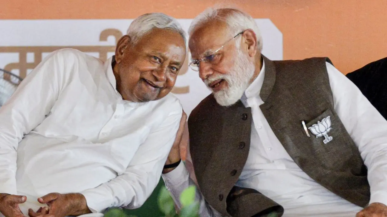 നിതീഷ് കുമാർ നരേന്ദ്രമോദിക്കൊപ്പം | Photo: PTI