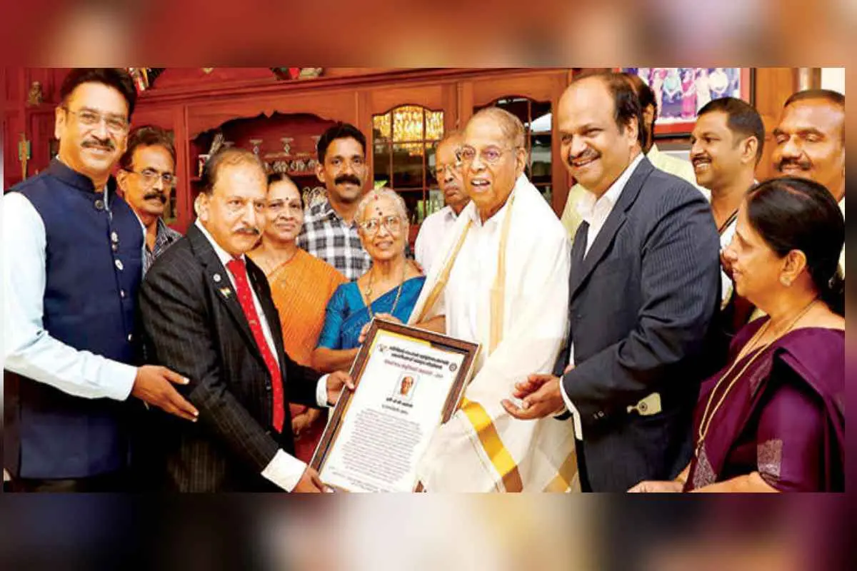 സീനീയർ ചേംബർ ഇന്റർനാഷണൽ കോഴിക്കോട് മെട്രോ ലീജിയന്റെ ലൈഫ് ടൈം അച്ചീവ്മെന്റ് അവാർഡ് 'മാതൃഭൂമി' ചെയർമാനും മാനേജിങ് എഡിറ്ററുമായ പി.വി. ചന്ദ്രന് ദേശീയപ്രസിഡന്റ് എം.ആർ. ജയ്ഷാ സമർപ്പിക്കുന്നു. എം. വാസുദേവൻ, ബാബു ചെറിയേടത്ത്, ഷെറിൻ ഗംഗാധരൻ, ഹേമലതാ ചന്ദ്രൻ, സി.ഇ. ചാക്കുണ്ണി, കെ. ജയപ്രശാന്ത് ബാബു, കെ. ശ്യാമള, പി. രാജേഷ്, കെ.പി. രാജീവൻ എന്നിവർ സമീപം