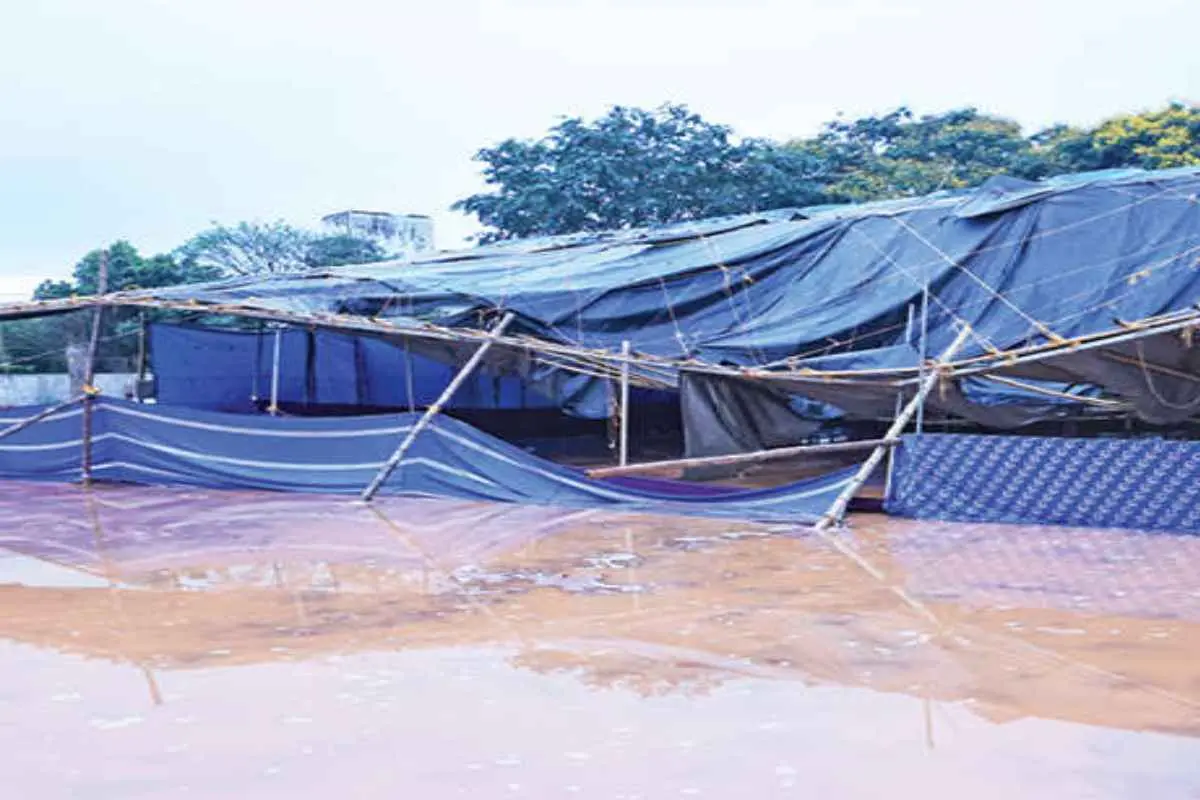 കനത്ത മഴയെത്തുടർന്നു ഭക്ഷണപ്പന്തൽ പൊളിഞ്ഞു താണപ്പോൾ