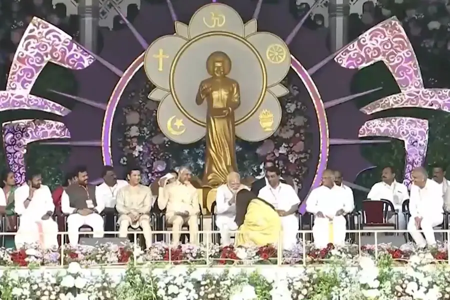 Aishwarya Rai Bachchan touches PM Modi's feet