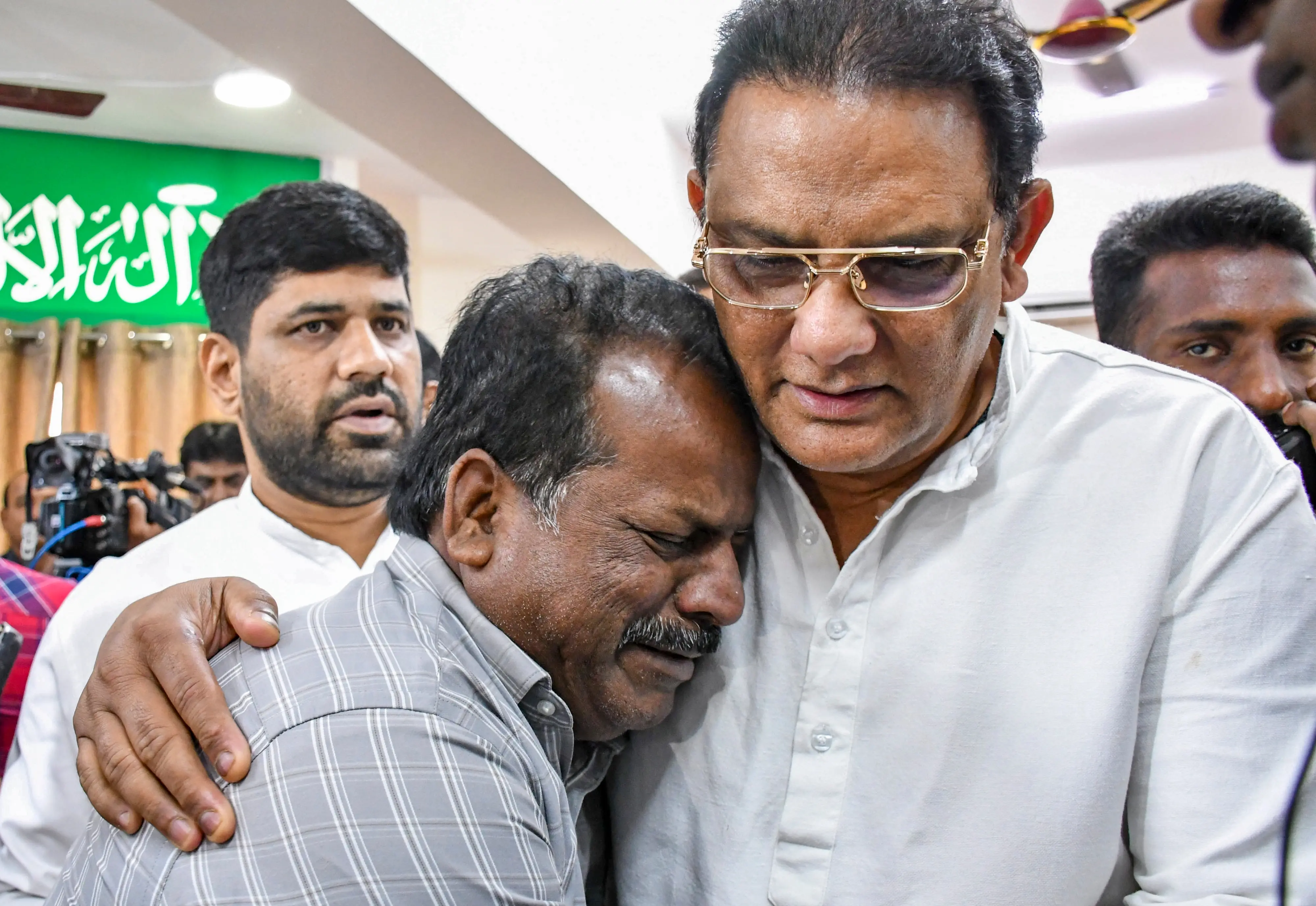 അപകടത്തിൽ മരിച്ചവരുടെ കുടുംബാംഗങ്ങളെ തെലങ്കാന മന്ത്രി മുഹമ്മദ് അസ്ഹറുദ്ദീൻ ആശ്വസിപ്പിക്കുന്നു | Photo: PTI