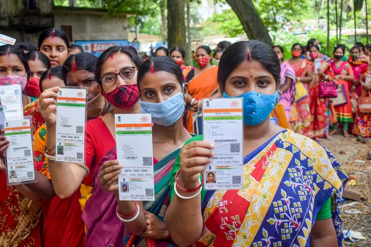 People showing their Aadhaar Card