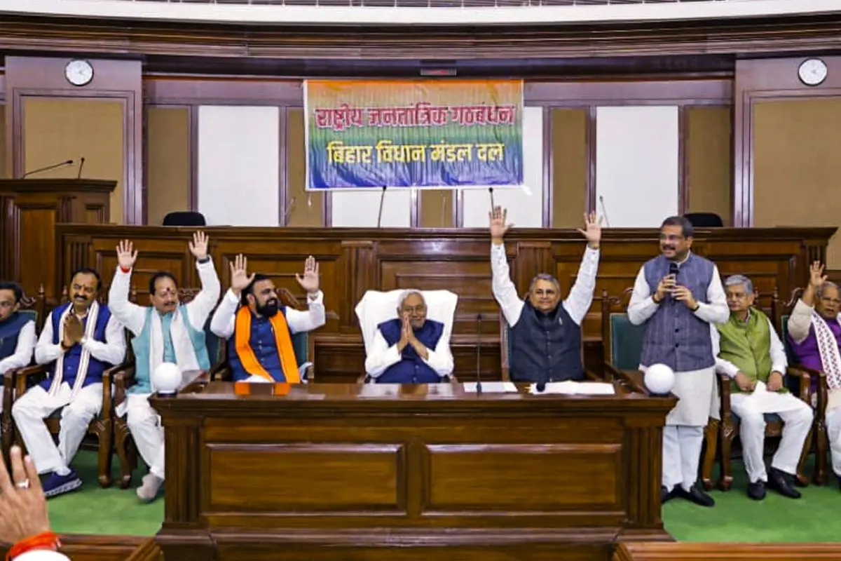 JD(U) supremo Nitish Kumar with Union Ministers Dharmendra Pradhan, Rajiv Ranjan Singh (Lalan), HAM (S) chief and Union Minister Jitan Ram Manjhi, LJP (Ram Vilas) chief and Union Minister Chirag Paswan, BJP leaders Samrat Choudhary and Vijay Sinha, Uttar Pradesh Deputy CM Keshav Prasad Maurya and others during a meeting of Bihar's newly elected MLAs of the National Democratic Alliance (NDA), in Patna.  (PTI Photo)