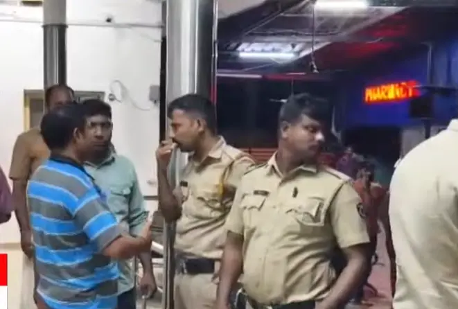 വെട്ടേറ്റ ബിജെപി പ്രവര്ത്തകനെ പ്രവേശിപ്പിച്ച ആശുപത്രിക്ക് മുന്നില്നിന്നുള്ള ദൃശ്യം