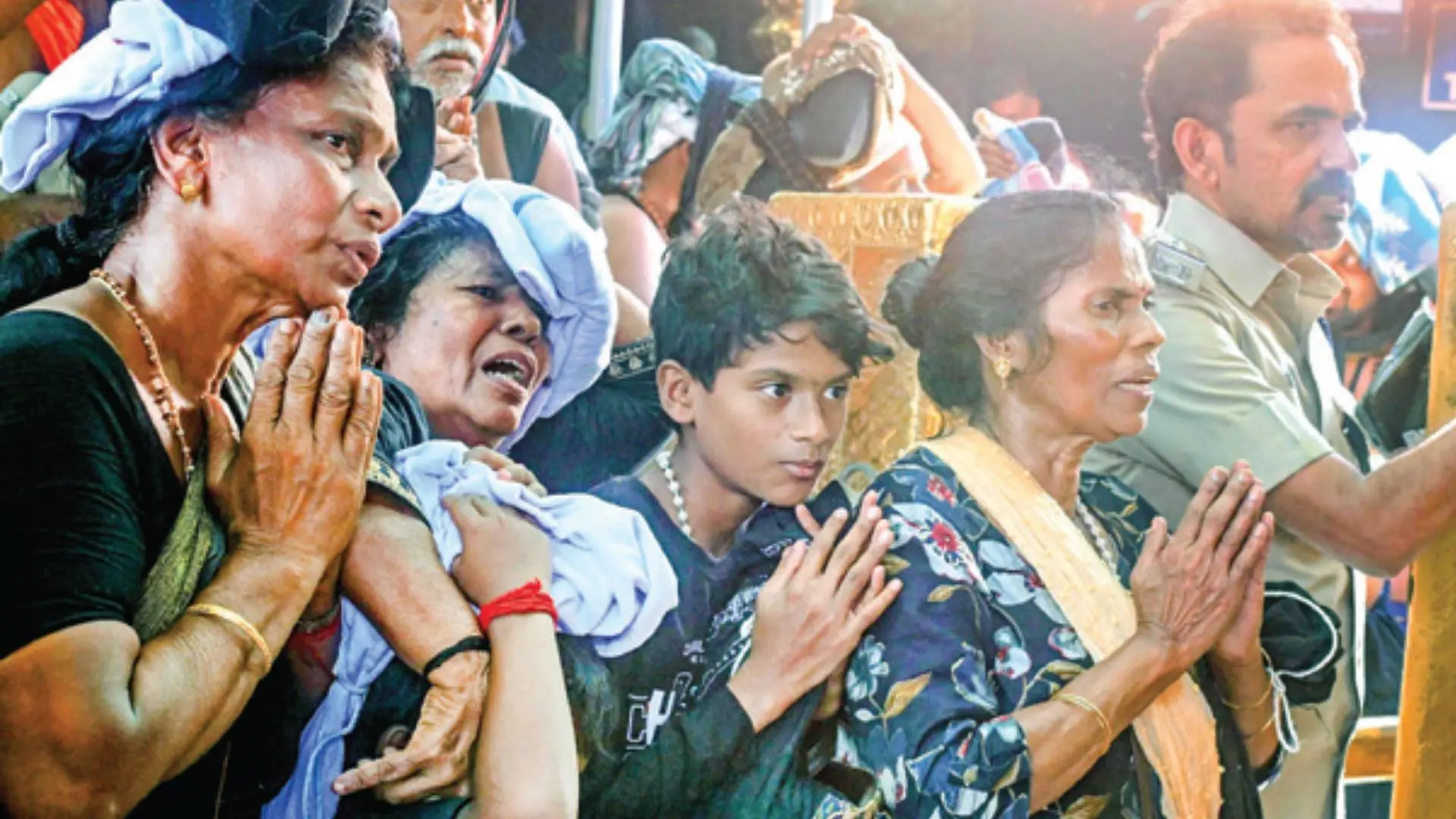 ശബരിമലയിൽ ദർശനം നടത്താനാവാതെ ബുധനാഴ്ച കാലത്ത് നിലയ്ക്കലിൽ തിരിച്ചെത്തിയ അമ്മമാരടങ്ങിയ കല്ലുവാതുക്കലിൽ നിന്നുള്ള സംഘം പോലീസിന്റെ സഹായത്താൽ തിരികെ വീണ്ടുമെത്തി അയ്യപ്പദർശനം നടത്തിയപ്പോൾ.