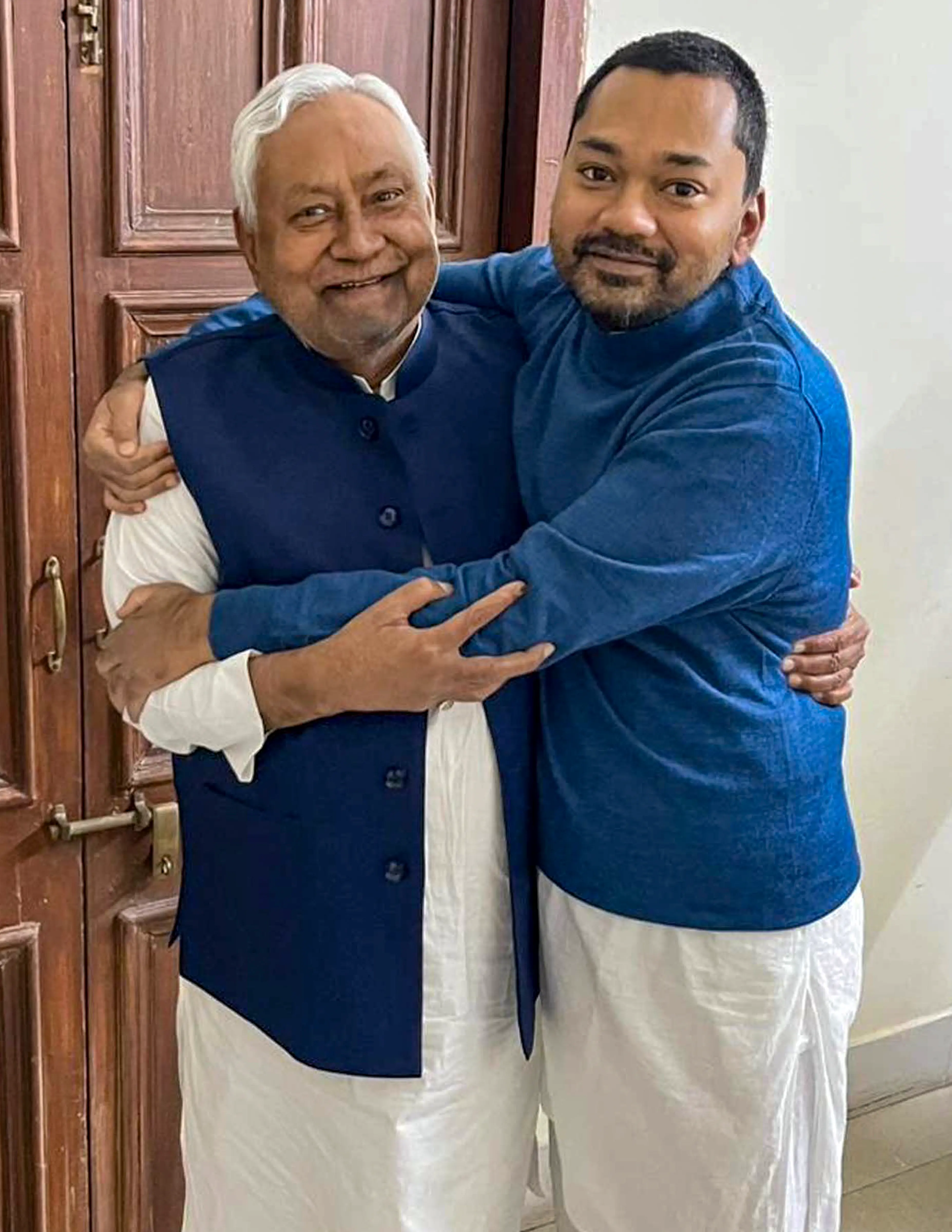 നിതീഷ് കുമാറും മകൻ നിഷാന്തും | Photo : PTI