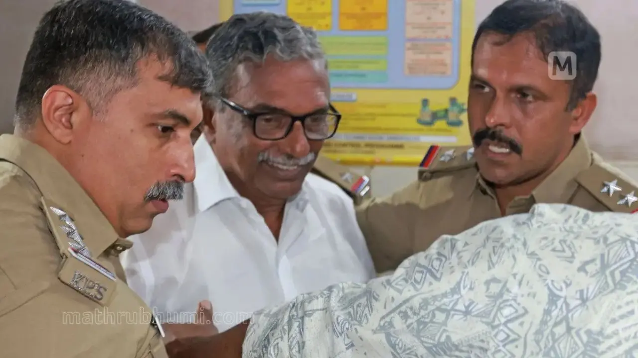 പ്രത്യേക അന്വേഷണ സംഘം അറസ്റ്റുചെയ്ത ദേവസ്വം ബോര്‍ഡ് മുൻ പ്രസിഡന്റ് എ. പത്മകുമാറിനെ വൈദ്യപരിശോധനയ്ക്കായി തിരുവനന്തപുരം ജനറല് ആശുപത്രിയില്‍ എത്തിച്ചപ്പോൾ | ചിത്രം: എസ്. ശ്രീകേഷ് | മാതൃഭൂമി