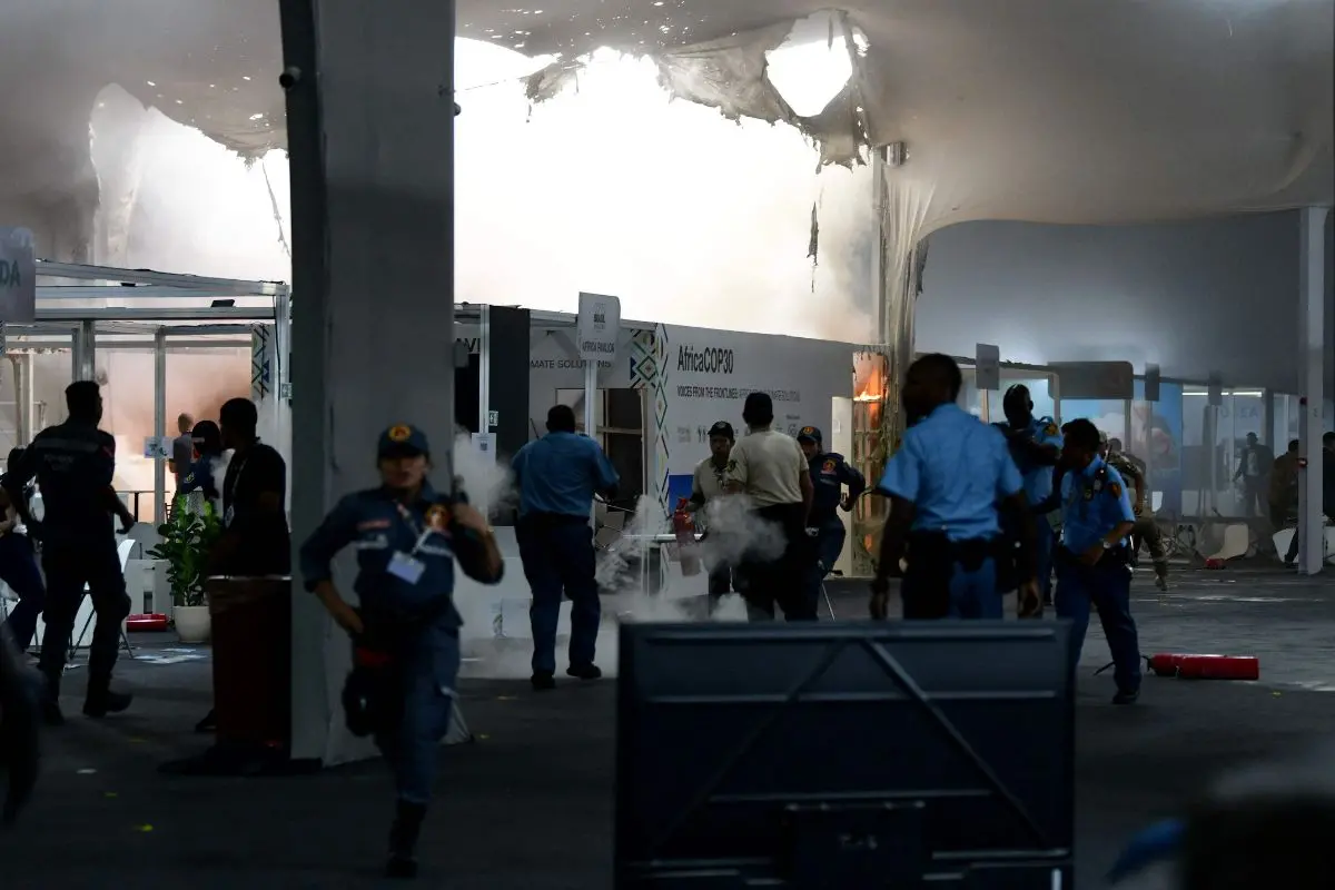 Workers, security guards and UN police officers battle a fire in a pavilion during the COP30 UN Climate Change Conference in Belem, Para state, Brazil, on November 20, 2025 (Photo: AFP)