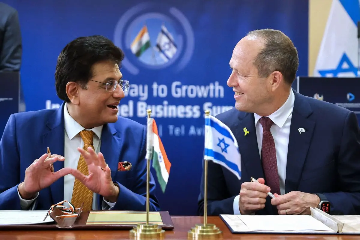 India's Minister of Industry and Supply Piyush Goyal (L) and Israeli Minister of Economy and Industry Nir Barkat sign agreements during the India-Israel Business Summit in Tel Aviv on November 20, 2025 (Photo: AFP)