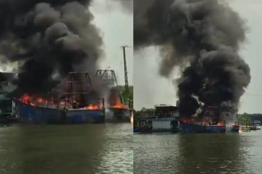 A visual showing the fire at two fishing boat in Kollam
